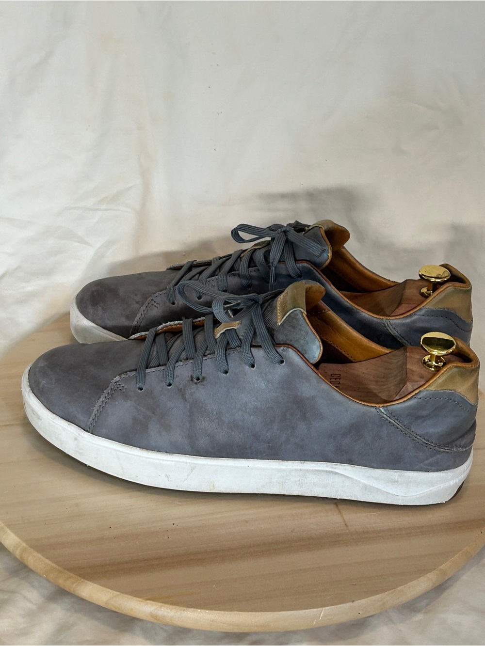 OluKai Lae‘ahi Lī ‘Ili Men’s Gray Leather  Low Top Sneakers US 11